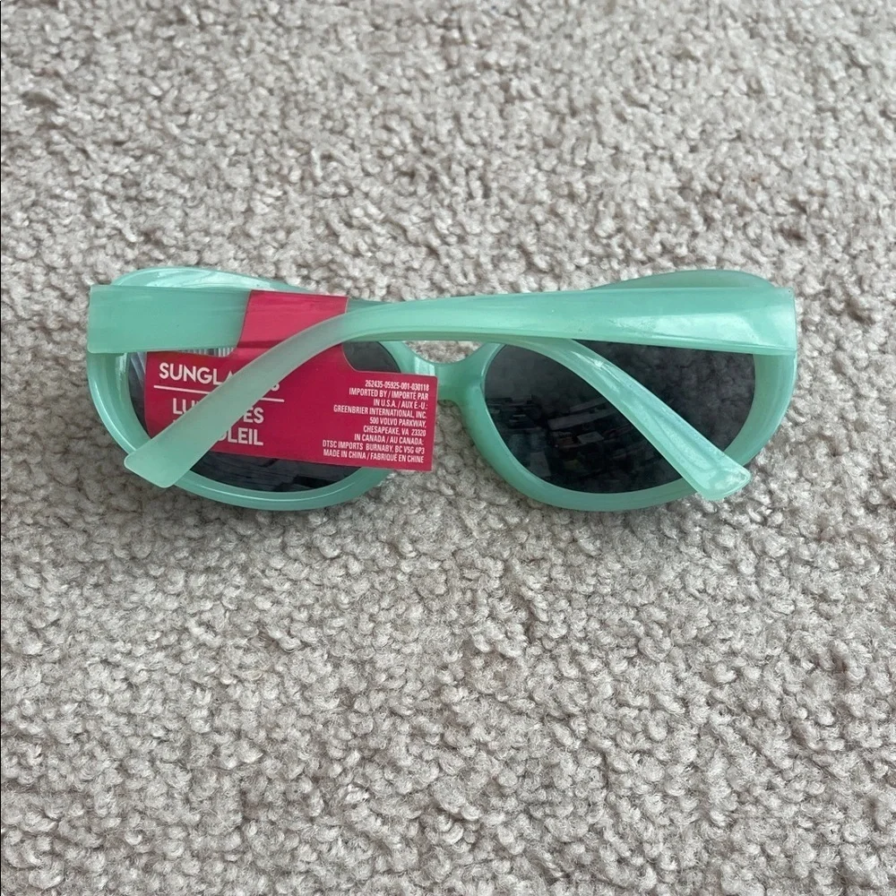 NWT Chic Mint Green Women's Sunglasses